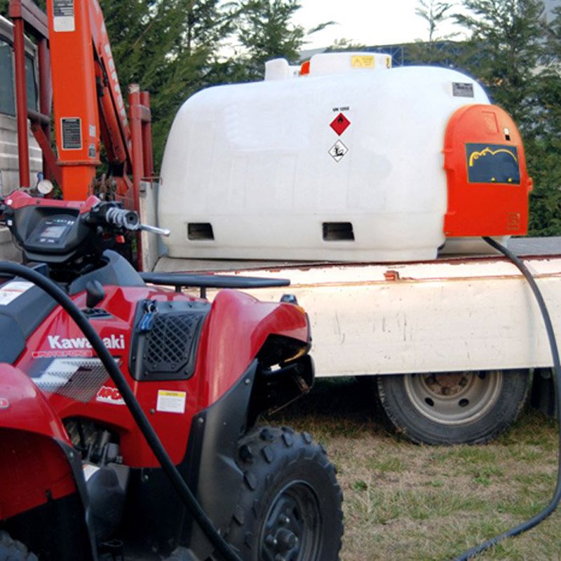 980 liter Hippotank voor Diesel met 24 Volt pompsysteem met beschermkap