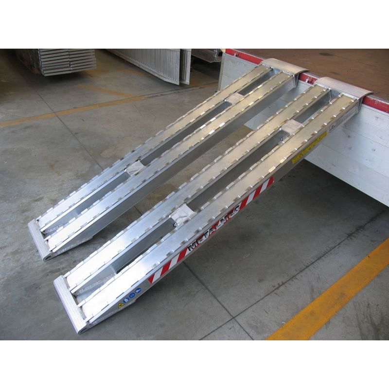 Aluminium oprijplaten: Lengte 3,5 meter, breedte 39cm en laadvermogen 8940kg/set