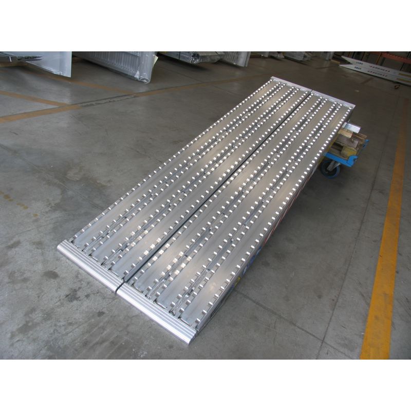 Aluminium oprijplaten: Lengte 2 meter, breedte 45cm en laadvermogen 29000kg/set