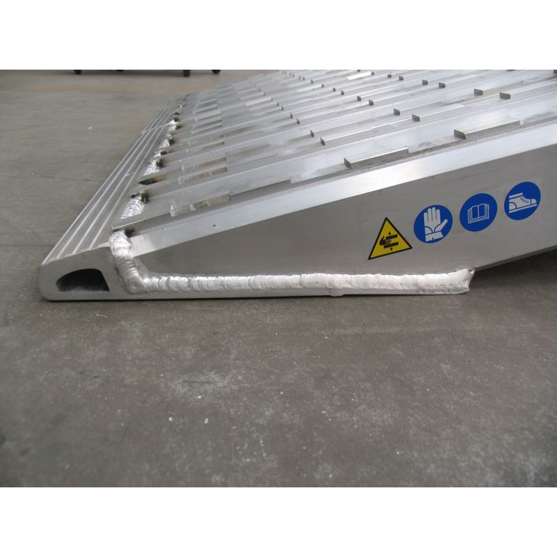 Aluminium oprijplaten: Lengte 3 meter, breedte 45cm en laadvermogen 20115kg/set