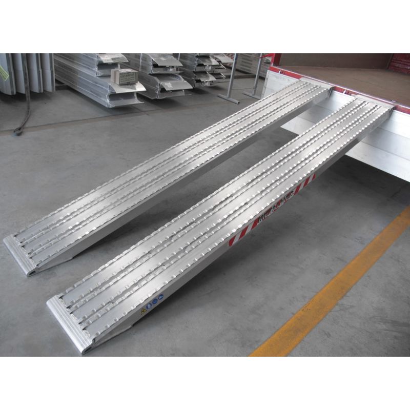 Aluminium oprijplaten: Lengte 3,5 meter, breedte 45cm en laadvermogen 18000kg/set