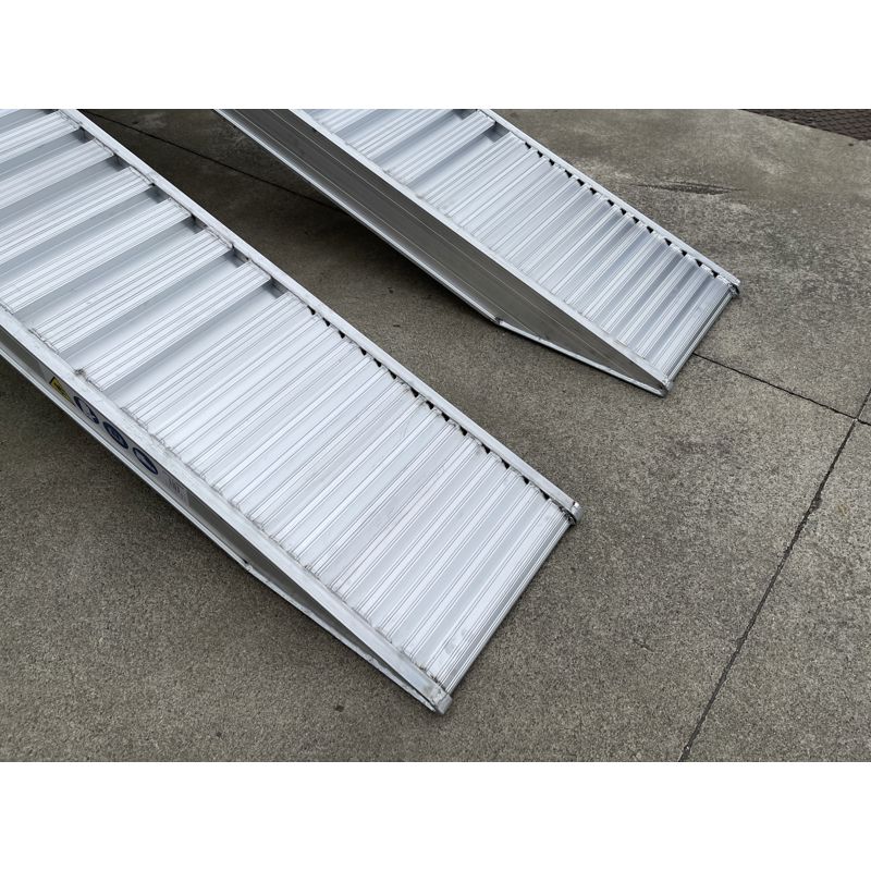 Aluminium oprijplaten: Lengte 3,5 meter, breedte 40cm en laadvermogen 5890kg/set